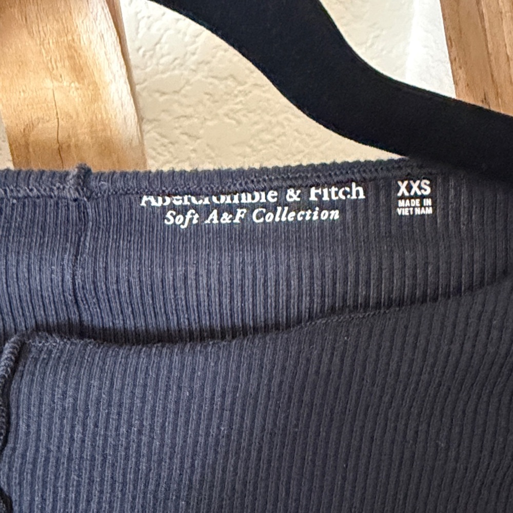 Abercrombie & Fitch Black Scalloped Ribbed Long Sleeve Top Soft A&F Collection - Picture 2 of 4